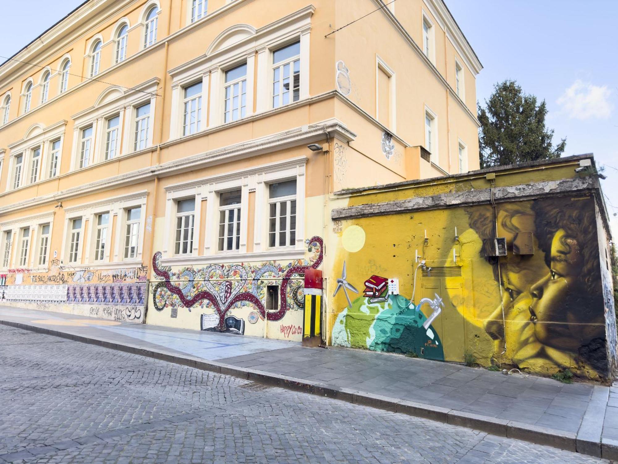 Eclectic In Trendy San Lorenzo Apartment Rome